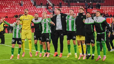 Los jugadores del Real Betis celebran la victoria en El Gran Derbi | Salvador L&oacute;pez Medina