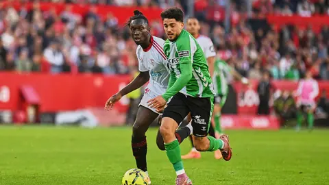 Pablo Fornals y Batista Mendy en el Sevilla FC - Real Betis | Salvador L&oacute;pez Medina