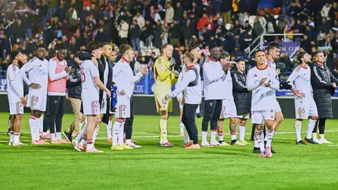 Los jugadores del Sevilla agradecen a los desplazados en el Extremadura - Sevilla FC | Salvador L&oacute;pez Medina