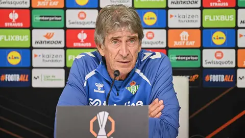 Manuel Pellegrini en la rueda de prensa previa al Real Betis - Olympique de Lyon | Salvador L&oacute;pez Medina para El MIRA