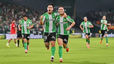 Antony celebra con Cucho Hern&aacute;ndez su gol en el Real Betis - Mallorca | Salvador L&oacute;pez Medina