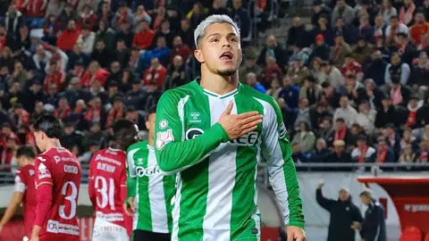 Cucho Hern&aacute;ndez celebra su gol en el Real Murcia - Real Betis | @RealBetis