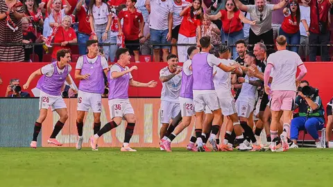 Los futbolistas del Sevilla celebran uno de los goles en el Sevilla FC - FC Barcelona | Salvador L&oacute;pez Medina para El MIRA