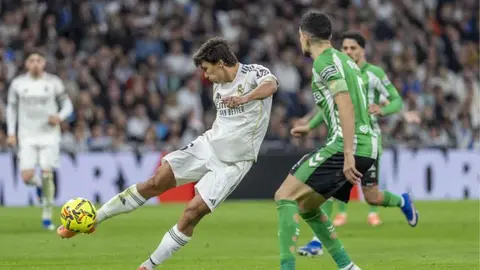 Gonzalo Garc&iacute;a y Marc Bartra en el Real Madrid - Real Betis | LaLiga