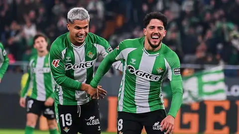 Pablo Fornals celebra junto a Cucho Hern&aacute;ndez su gol en el Real Betis - Getafe CF | Salvador L&oacute;pez Medina