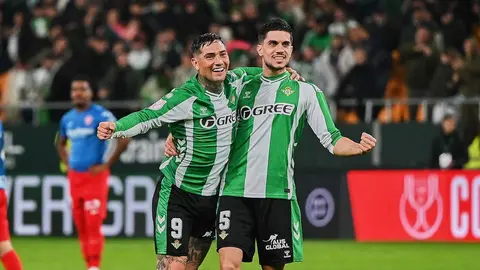 Marc Bartra y Chimy &Aacute;vila celebran la victoria del Real Betis ante el Elche CF | Salvador L&oacute;pez Medina