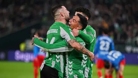 Chimy &Aacute;vila, Aitor Ruibal y Marc Roca en el Real Betis - Elche CF | Salvador L&oacute;pez Medina