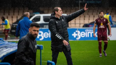 Diego Caro dirigiendo un partido del Xerez Deportivo en Chap&iacute;n | Jos&eacute; M. Partida