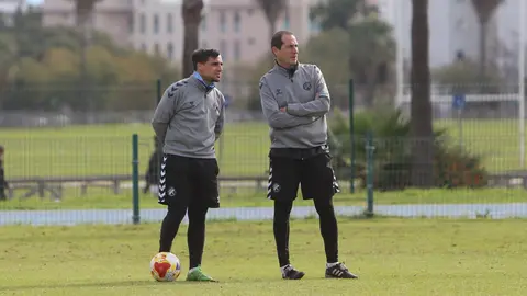 El entrenador del Xerez Deportivo, Diego Caro, junto al segundo entrenador Jes&uacute;s Ruiz | Laura Sanz
