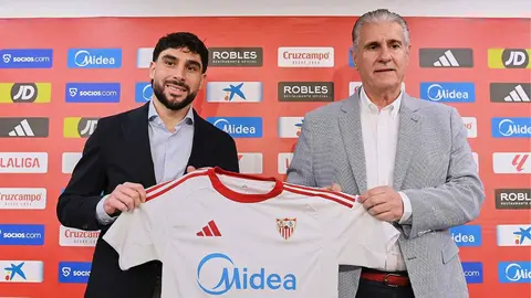 Neal Maupay, junto a Antonio Cord&oacute;n, en su presentaci&oacute;n con el Sevilla FC | Salvador L&oacute;pez Medina