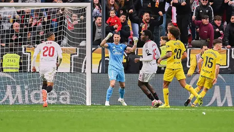 Vlachodimos celebra su penalti parado en el Sevilla FC - Girona | Salvador L&oacute;pez Medina