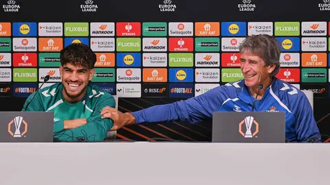 Ez Abde y Manuel Pellegrini en la rueda de prensa previa al Real Betis - Olympique de Lyon | Salvador L&oacute;pez Medina para El MIRA