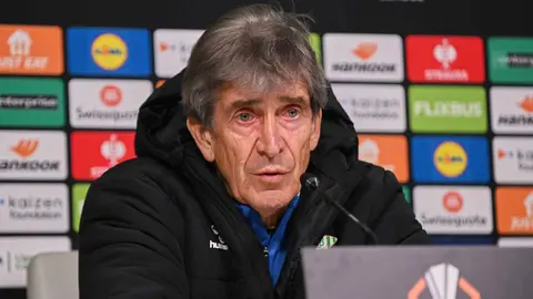 Manuel Pellegrini en la rueda de prensa previa al Real Betis - Feyenoord | Salvador L&oacute;pez Medina