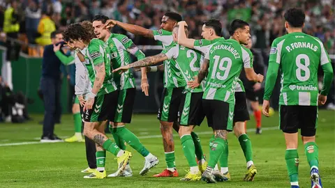 Los jugadores del Betis celebran el gol de Beller&iacute;n en el Real Betis - Celta de Vigo | Salvador L&oacute;pez Medina