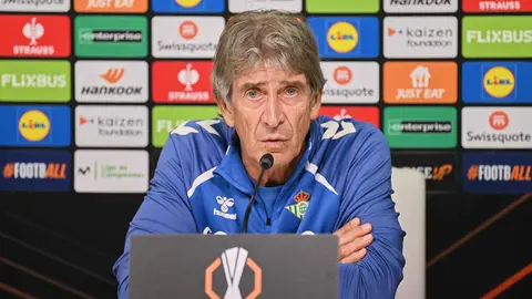 Manuel Pellegrini en la rueda de prensa previa a un partido de Europa League | Salvador L&oacute;pez Medina