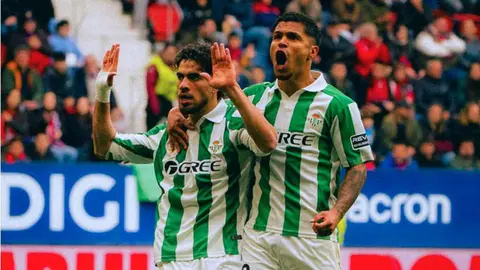 Abde y Cucho Hern&aacute;ndez en el CA Osasuna - Real Betis | @RealBetis
