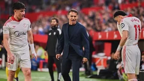 Luis Garc&iacute;a Plaza junto a Oso y Rub&eacute;n Vargas en el Sevilla FC - Atl&eacute;tico de Madrid | Salvador L&oacute;pez Medina