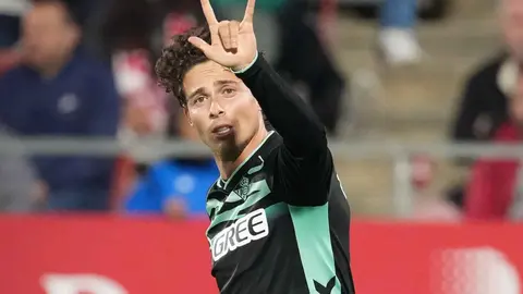 Rodrigo Riquelme celebra su gol en el Girona - Real Betis | LaLiga