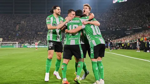 Cucho, Abde y Fornals celebran un gol en el Real Betis - SC Braga | Salvador L&oacute;pez Medina