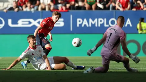 V&iacute;ctor Mu&ntilde;oz dispara a Vlachodimos en el Osasuna - Sevilla FC | @Osasuna