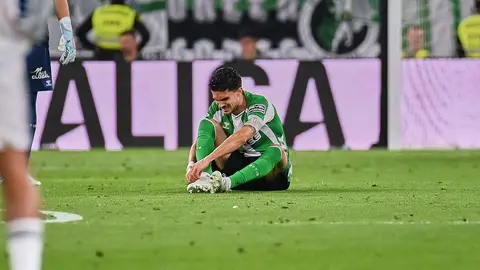 Momento de la lesi&oacute;n de Marc Bartra en el Real Betis - Real Madrid | Salvador L&oacute;pez Medina para El MIRA