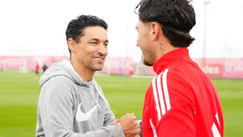 Jes&uacute;s Navas visita el entrenamiento del Sevilla FC | @SevillaFC