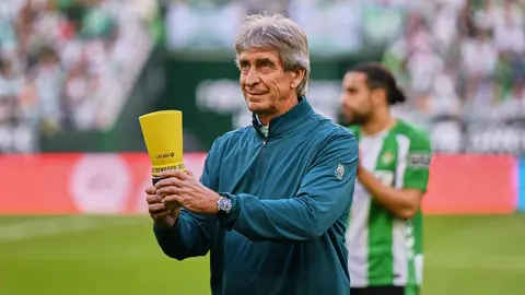 Manuel Pellegrini recibe el premio al entrenador del mes de febrero en LaLiga | Salvador L&oacute;pez Medina
