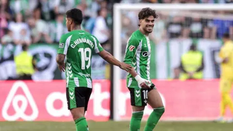 Abde y Cucho Hern&aacute;ndez en el Real Betis - Real Oviedo | LaLiga