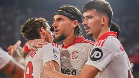 Gudelj, Kike Salas y Manu Bueno en el Sevilla FC - Atl&eacute;tico de Madrid | Salvador L&oacute;pez Medina