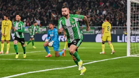 Aitor Ruibal celebra su gol en el Real Betis - Villarreal | Salvador L&oacute;pez Medina para El MIRA
