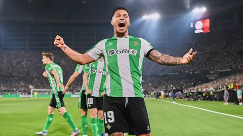 Cucho Hern&aacute;ndez celebra un gol en el Real Betis - SC Braga | Salvador L&oacute;pez Medina