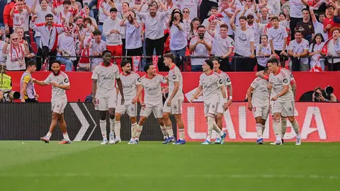 Los jugadores del Sevilla celebran uno de los goles en el Sevilla FC - Espanyol | Salvador L&oacute;pez Medina