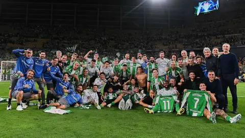 Jugadores y cuerpo t&eacute;cnico del Real Betis celebran la clasificaci&oacute;n a la Champions League | @RealBetis
