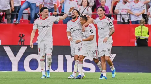 Los jugadores del Sevilla celebran uno de los goles en el Sevilla FC - Espanyol | Salvador L&oacute;pez Medina