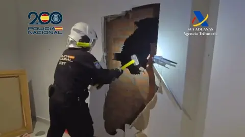 Dinero escondido en paredes y enchufes falsos: la Policía desmantela una red de blanqueo en Jerez