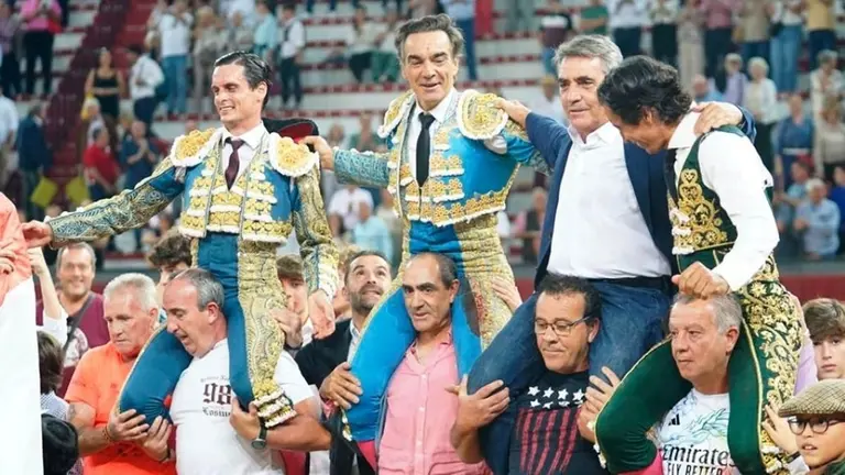 En Jaén, tres puertas grandes y dos toros de vuelta