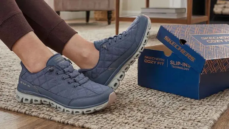 Las Skechers que triunfan entre mujeres mayores de 60 por comodidad y facilidad para calzarlas
