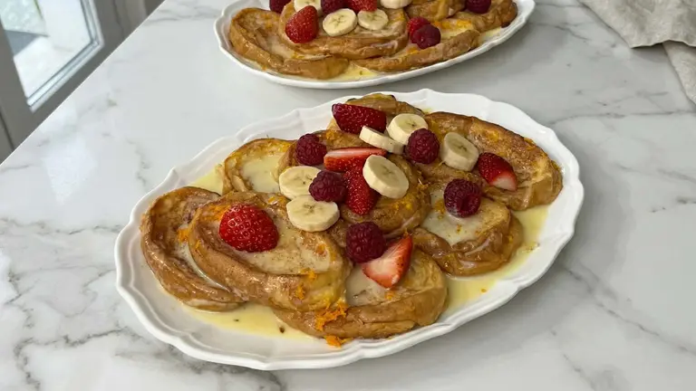 Las torrijas al horno con salsa de naranja, fresas y plátano están arrasando en la Semana Santa de Andalucía