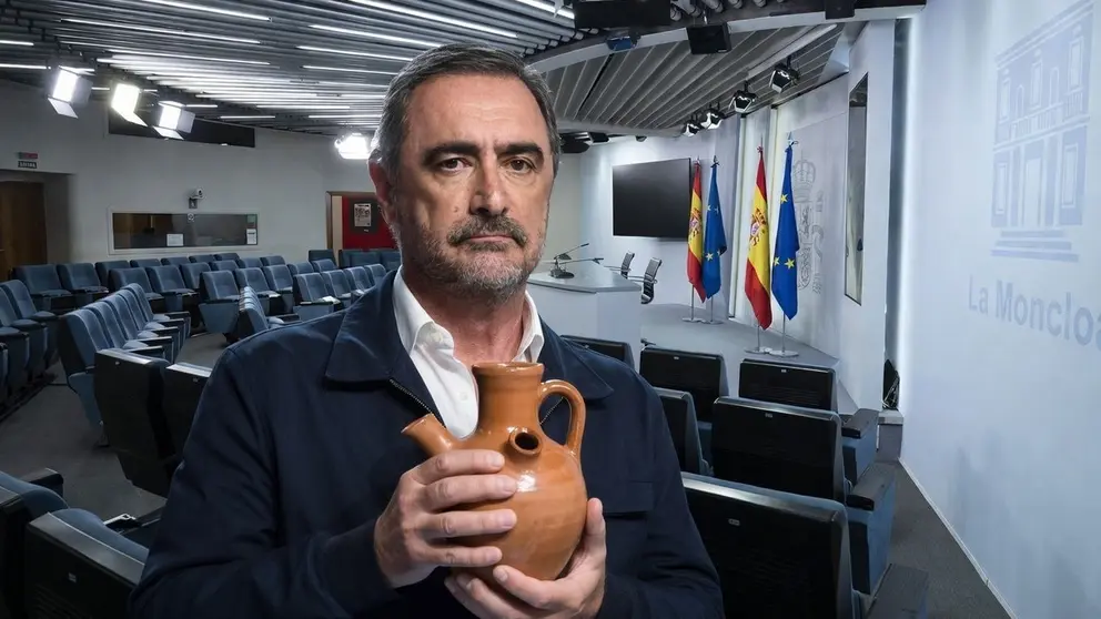 Carlos Herrera critica que Elma Saiz, portavoz del Gobierno de Espa&ntilde;a. plantee consignas pol&iacute;ticas en lugar de adoptar medidas econ&oacute;micas | Imagen apoyada por IA