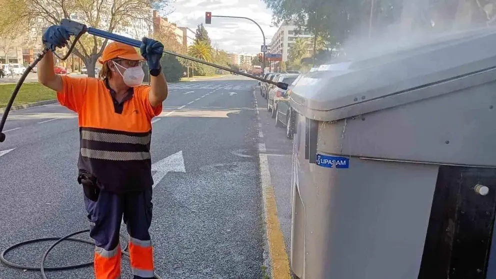 Un trabajador de Lipasam en Sevilla