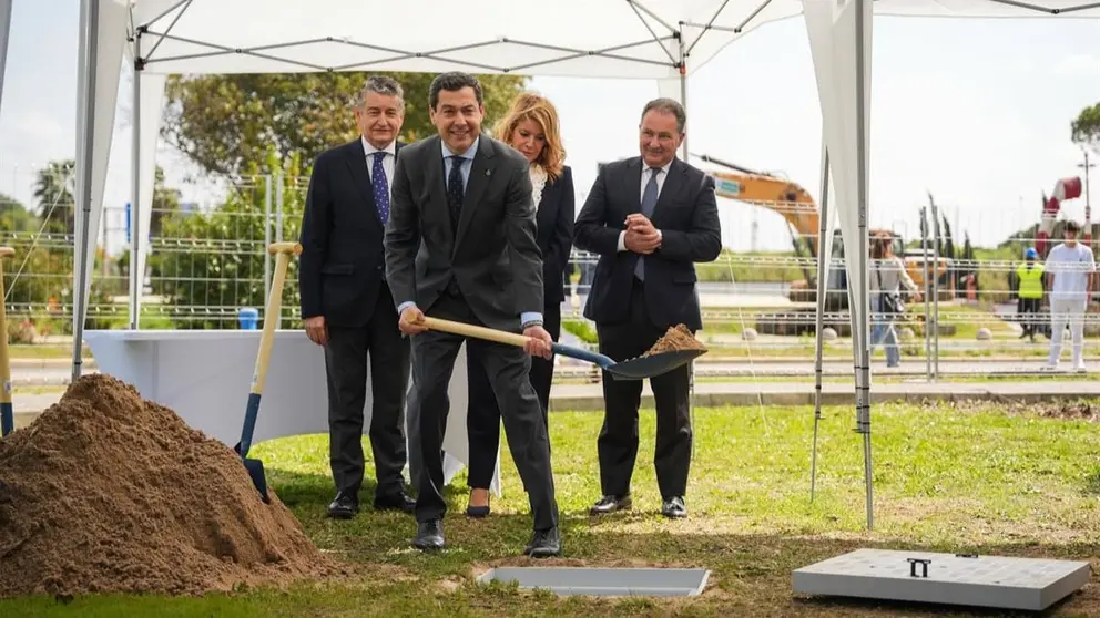 El presidente de la Junta de Andaluc&iacute;a, Juanma Moreno, participa en el acto oficial de colocaci&oacute;n de la primera piedra del Hospital Materno
