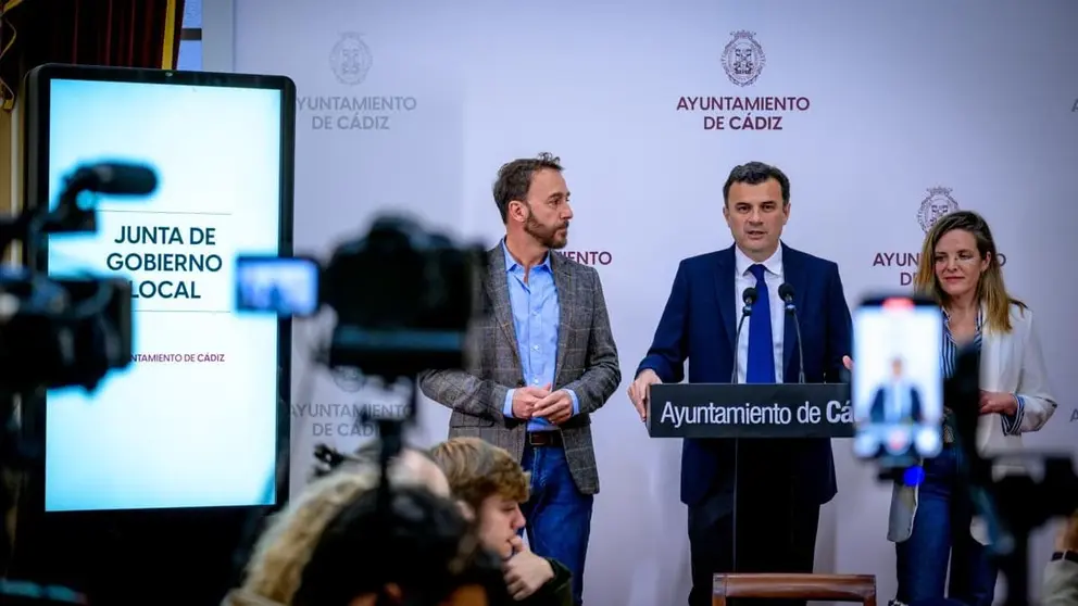 Bruno Garc&iacute;a, junto a Maite Gonz&aacute;lez y Jos&eacute; Manuel Cossi