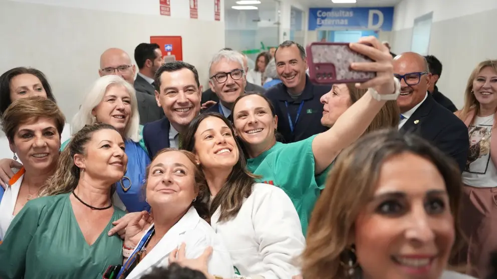 Selfie de profesionales sanitarios con Juanma Moreno en la inauguraci&oacute;n de la ampliaci&oacute;n del Hospital de La Axarqu&iacute;a