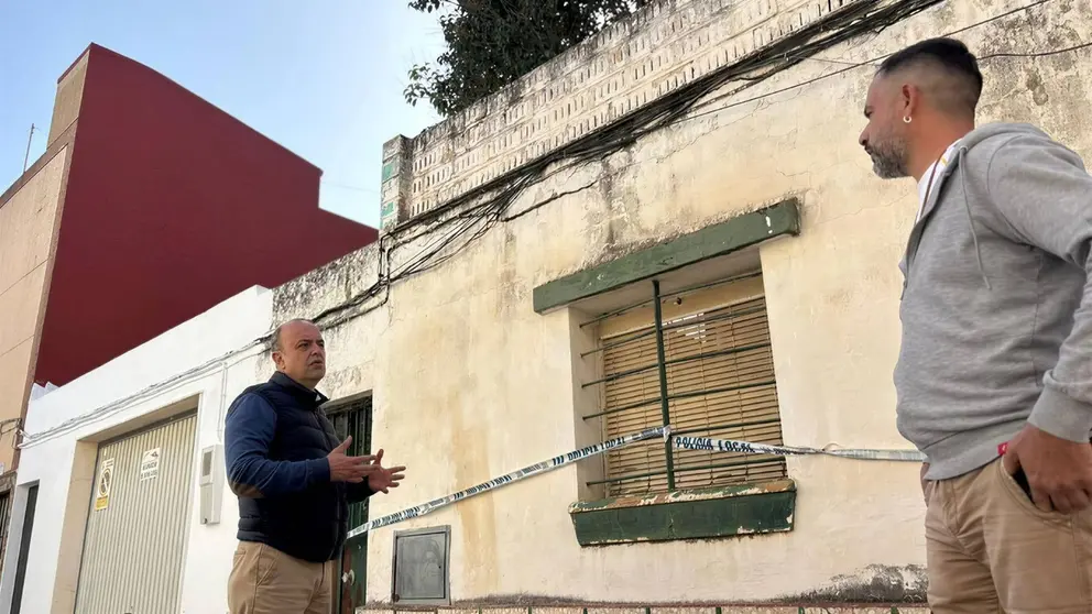 Ignacio Soto junto a la vivienda en ruinas