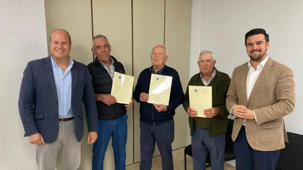 Agricultores roteños con las escrituras de sus tierras