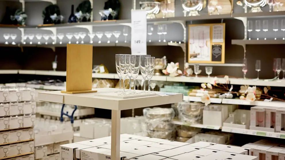 Copas TJ&Auml;RLEK, vasos STORSINT y PAPPERSBJ&Ouml;RK y copa FR&Ouml;JDA de Ikea