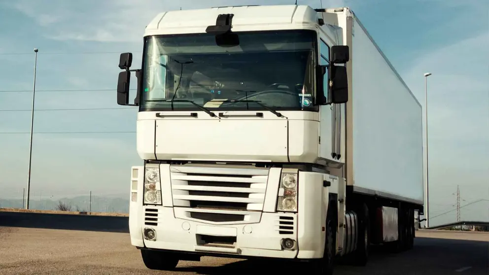 Un cami&oacute;n en una gasolinera