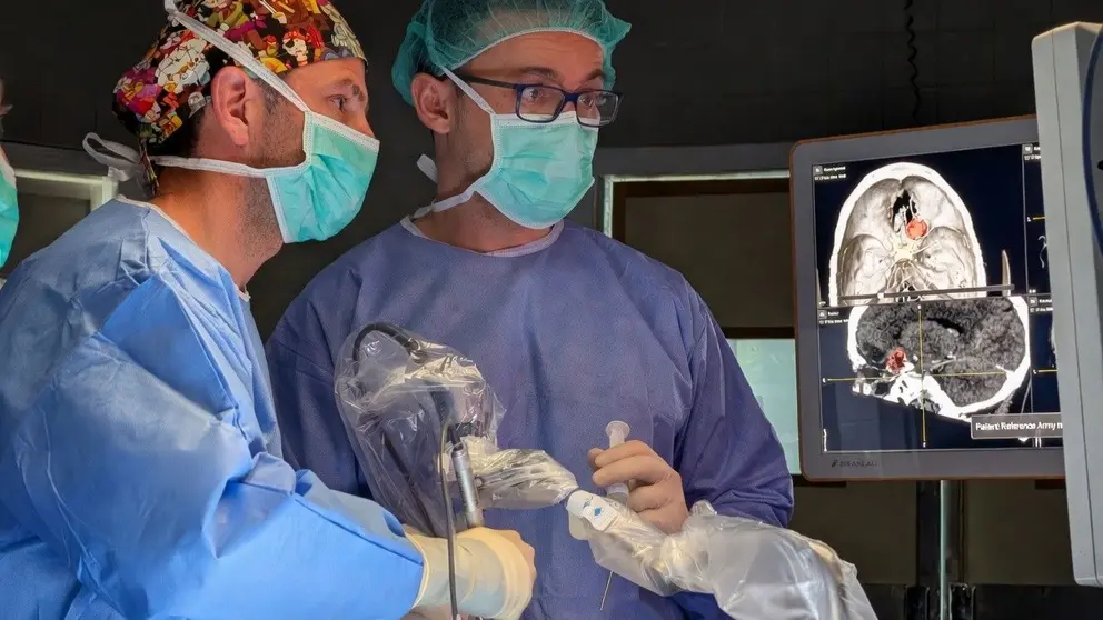 Virgen del Roc&iacute;o estrena una v&iacute;a menos invasiva para operar lesiones cerebrales profundas