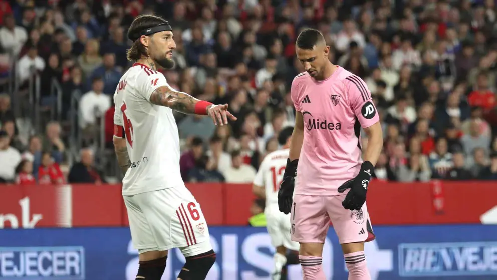 Gudelj y Vlachodimos en el Sevilla FC - Valencia CF | @SevillaFC