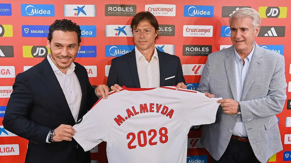 Mat&iacute;as Almeyda junto a Del Nido Carrasco y Antonio Cord&oacute;n en su presentaci&oacute;n con el Sevilla FC | Salvador L&oacute;pez Medina
